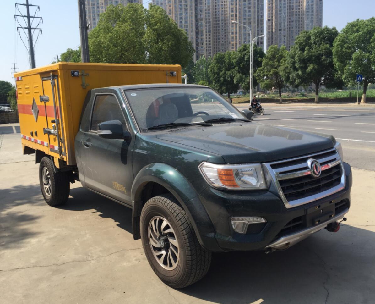 日產(chǎn)單排四驅(qū)皮卡雷管炸藥運(yùn)輸車