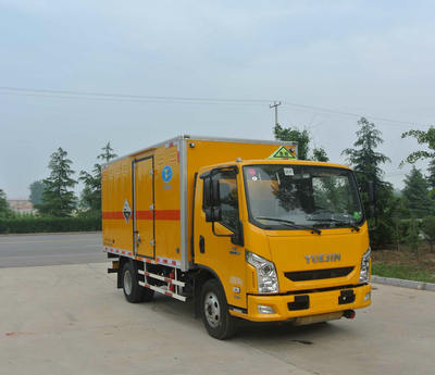 躍進(jìn)超越C300型腐蝕性物品廂式運(yùn)輸安全達(dá)標(biāo)